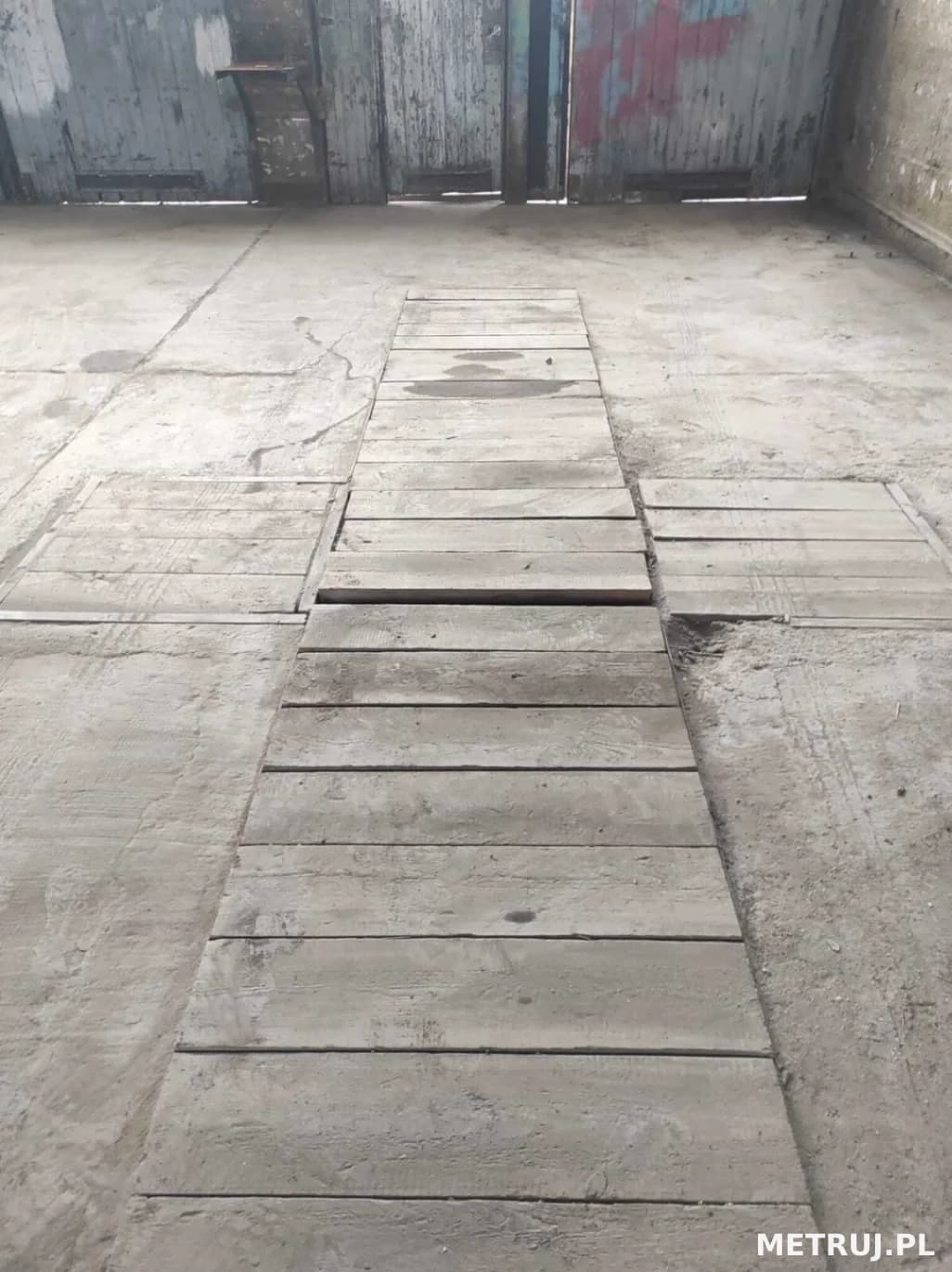 Wysoka ponad 5 m hala 180m2 ul. Rejtana dwa autobusy wjadą :)