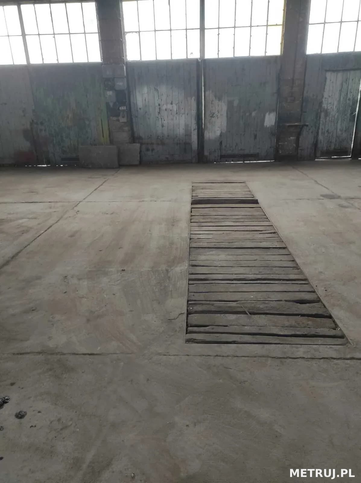 Wysoka ponad 5 m hala 180m2 ul. Rejtana dwa autobusy wjadą :)