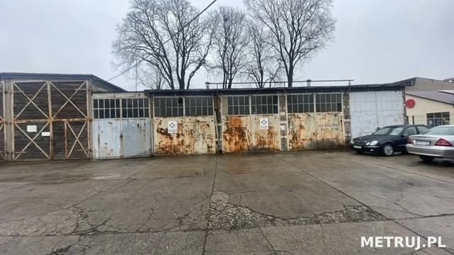 Wysoka ponad 5 m hala 180m2 ul. Rejtana dwa autobusy wjadą :)