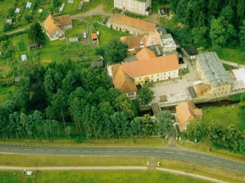 Kompleks produkcyjno-mieszkalny z halami i działką 6000 m² – Mieroszów