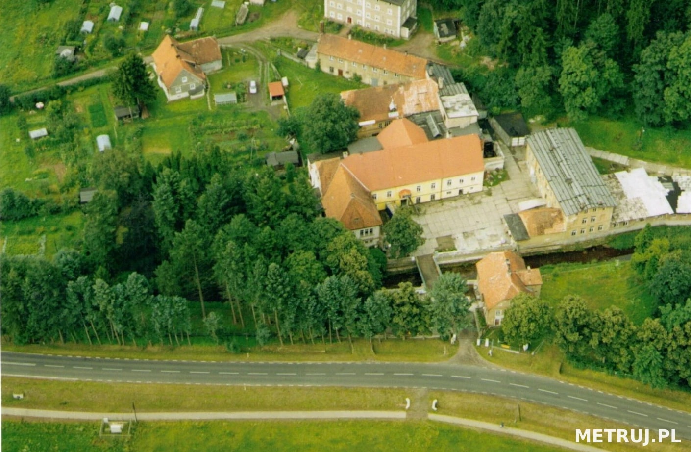 Kompleks produkcyjno-mieszkalny z halami i działką 6000 m² – Mieroszów