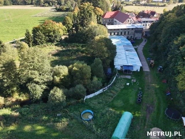 Kompleks produkcyjno-mieszkalny z halami i działką 6000 m² – Mieroszów